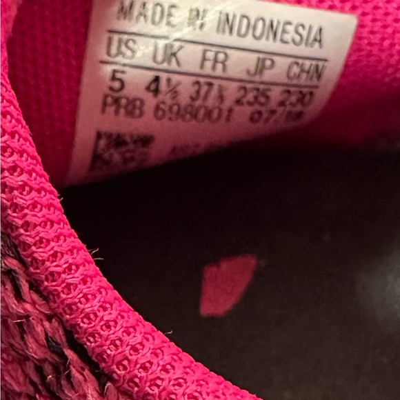 Adidas Pink and Black Sneakers size 5 pre owned Exellent conditions - Picture 3 of 5